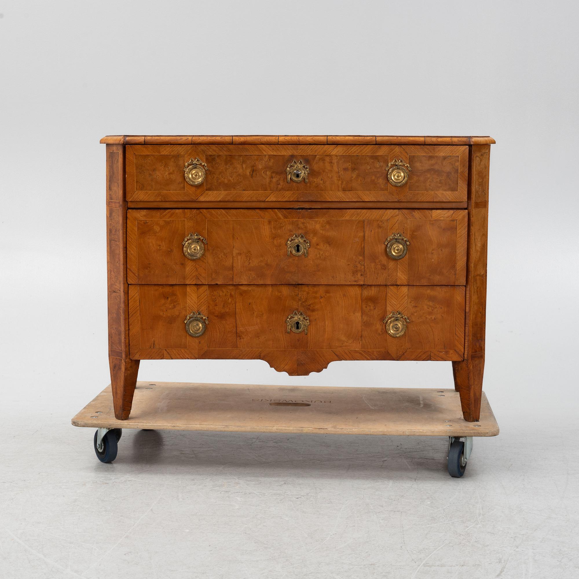 Byrå, sengustaviansk, sent 1700-tal.