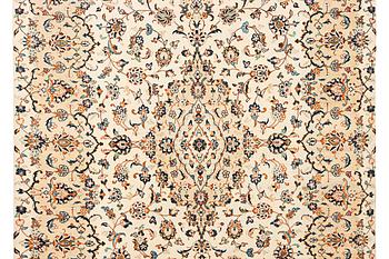 A Kashan carpet, c. 305 x 196 cm.