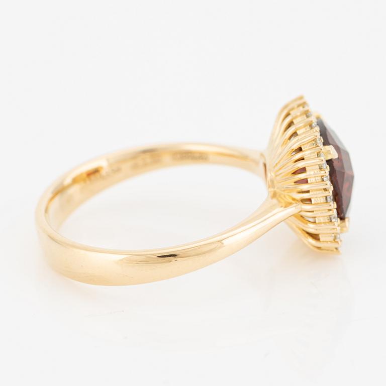 Ring 18K guld med fasettslipad granat och briljantslipade diamanter.