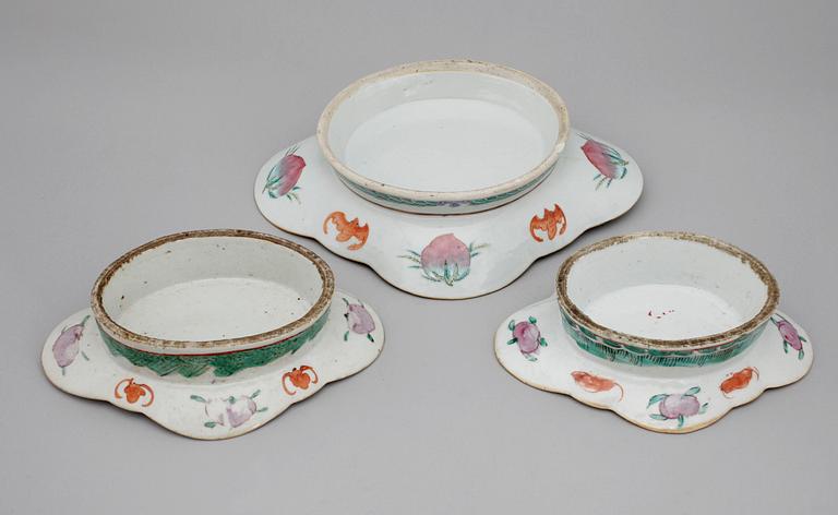 SKÅLAR PÅ FOT, 3 st, porslin, Kina, 1800-tal.