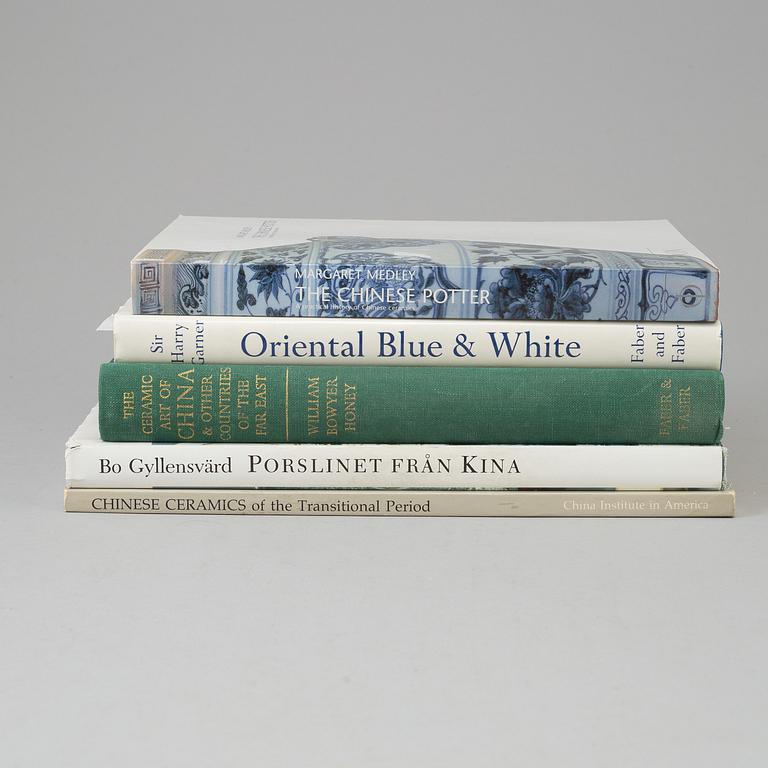 A collection of five books, primarly about chinese porcelain and ceramics.