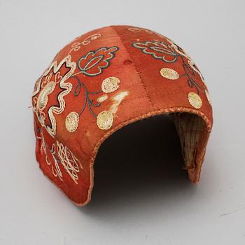 A bonnet and two pair of gloves from the second half of the 19th century.