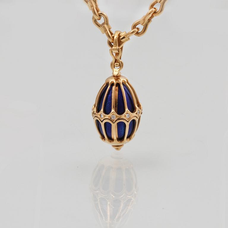 COLLIER SAMT HÄNGE, 18K guld med briljantslipade diamanter 0.11 ct och blå emalj, Fabergé, modell F1243 nr 33/1000.