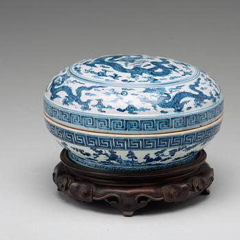 A blue and white box with cover, Ming dynasty, with Wanli mark and period (1572-1620).
