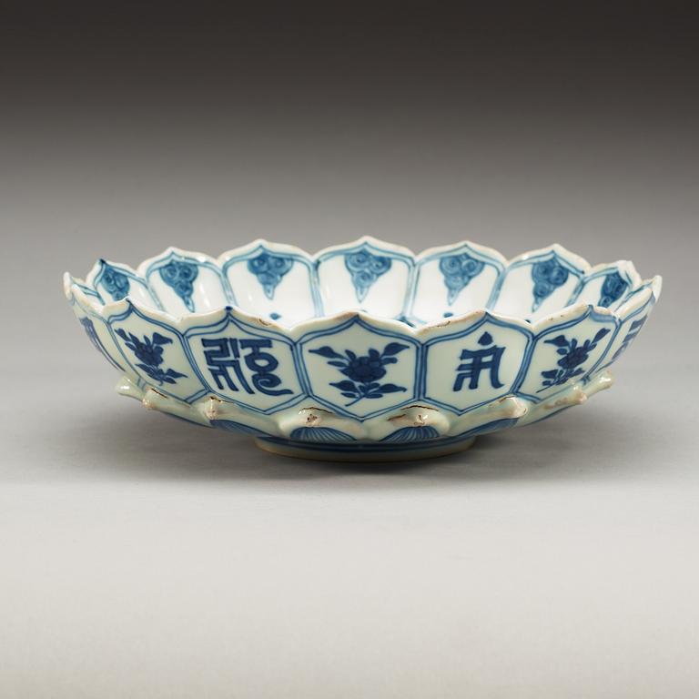 FAT, porslin. Ming dynastin med Wanlis sex karaktärers märke och period (1573-1619).