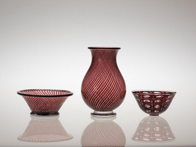 A set of two Edward Hald 'Slipgraal' glass bowls and a vase, Orrefors 1941-49.