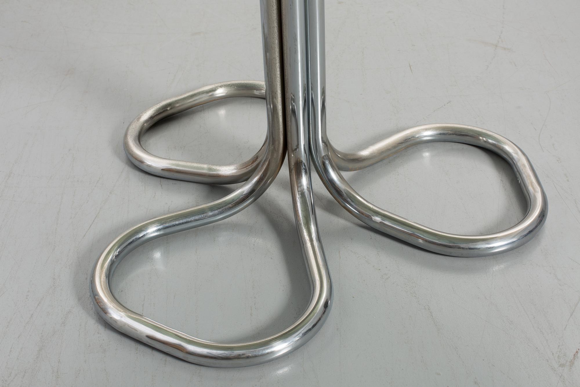 FOUR ITALIAN TECNOSALOTTO CHAIRS AND TABLE.