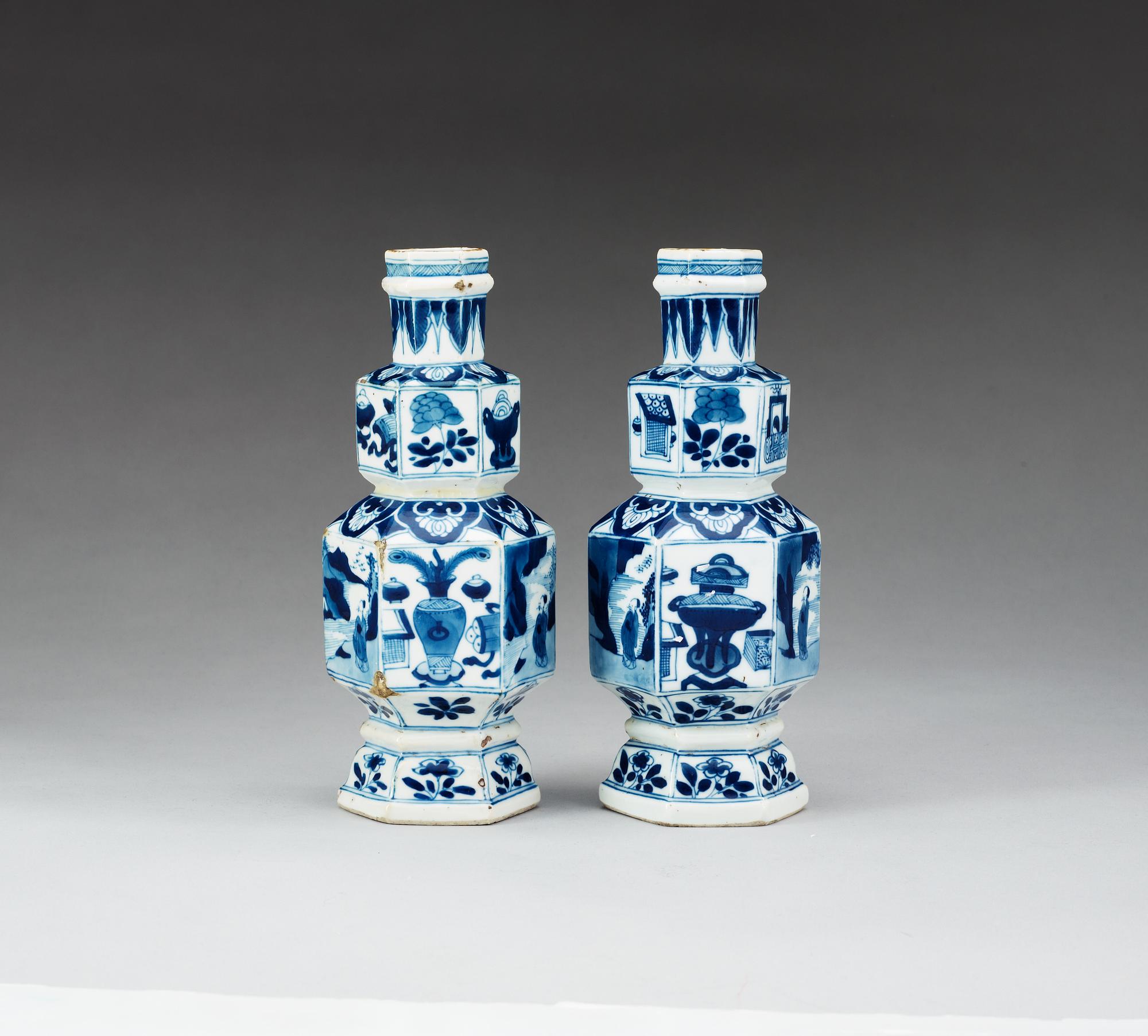 A pair of blue and white vases, Qing dynasty, Kangxi (1662-1722).