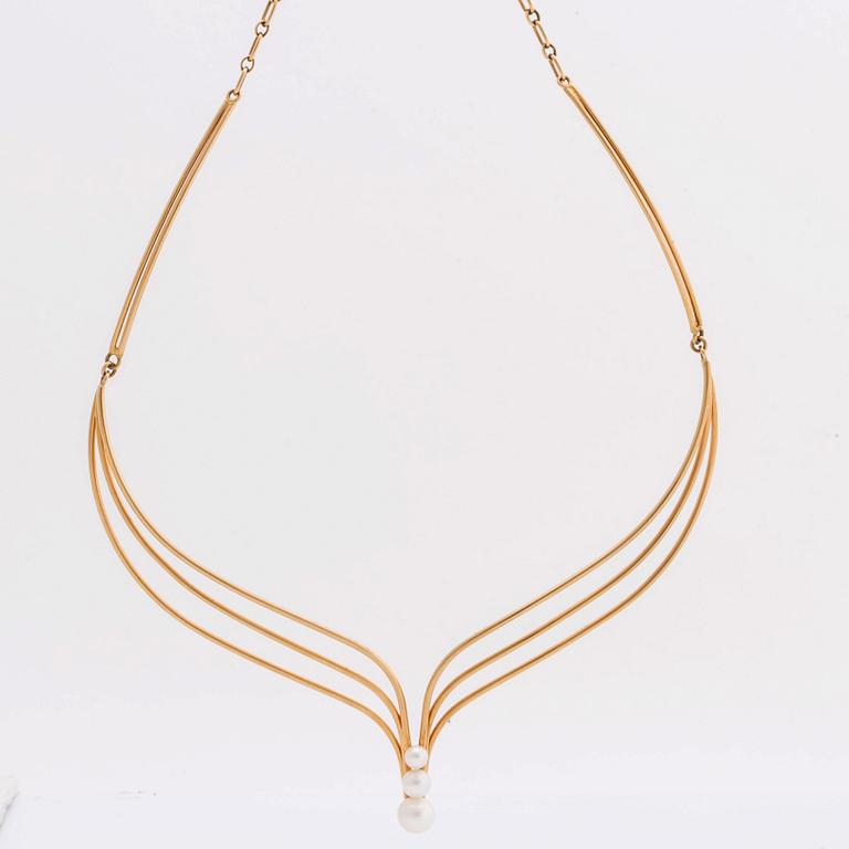 HALSRING, ledad, 18K guld m 3 odlade pärlor ca 5 - 7 mm.