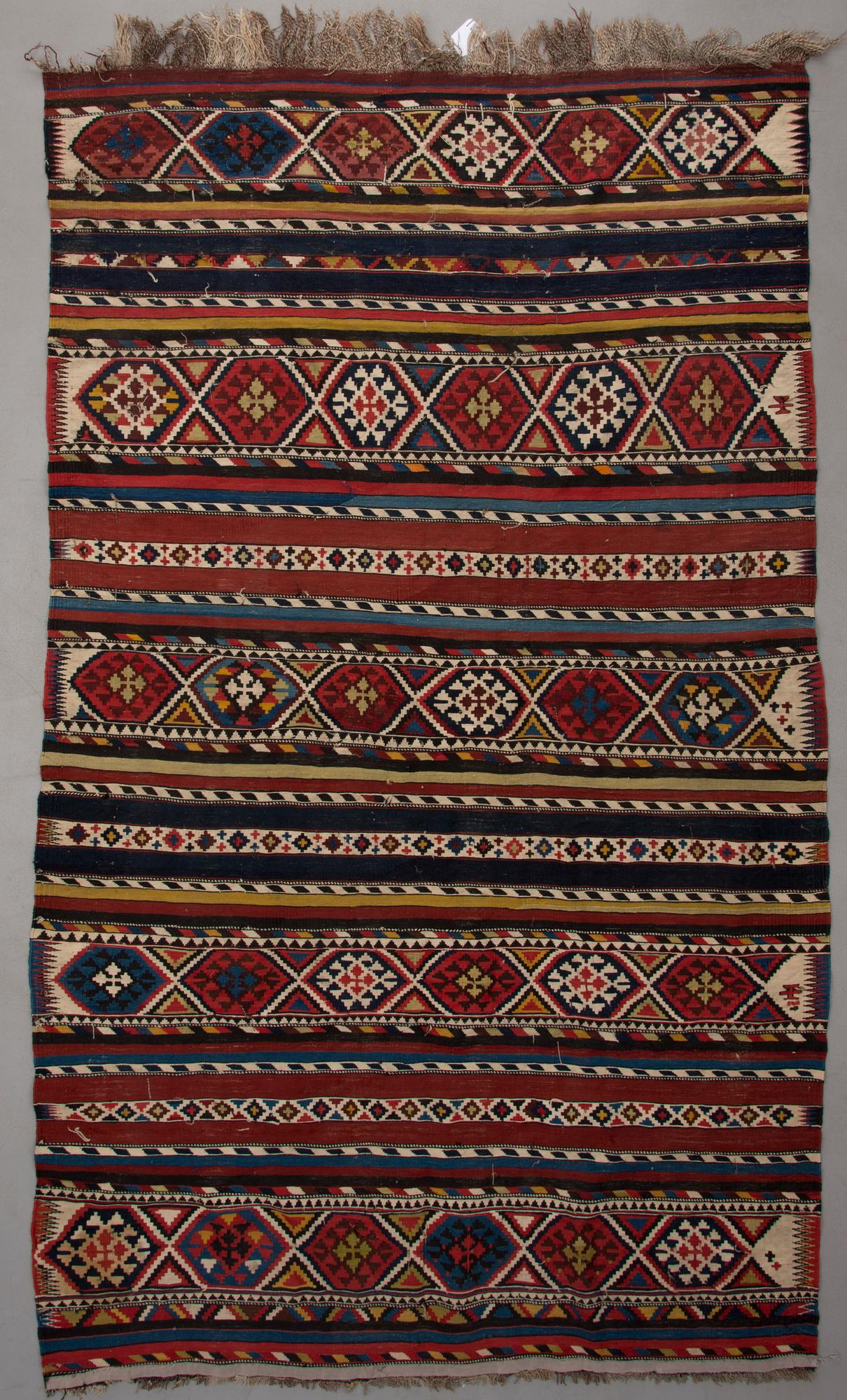 MATTA, kaukasisk kelim, sannolikt Shirvan, antik. Ca 256 x 152 cm.