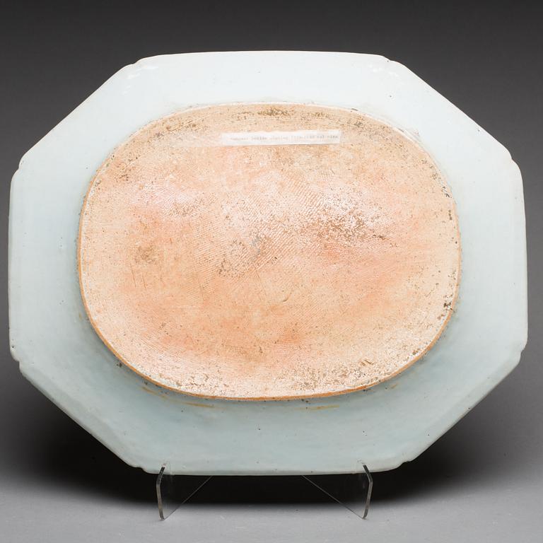 A BLUE AND WHITE TUREEN AND A BLUE AND WHITE SERVING DISH, CHINA, 18th/19th CENTURY.