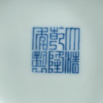 SKÅLAR, ett par, porslin. Qing dynastin,  med Qianlongs sigillmärke och period (1736-95).