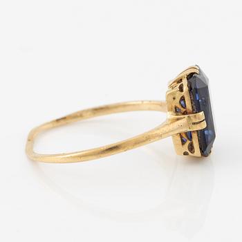 Ring, 18K guld med syntetisk safir.