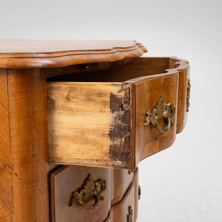 Barock, A late Baroque chest of drawers, 18th century.