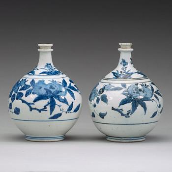 Two blue and white Japanese vases/bottles, Genroku, circa 1700.