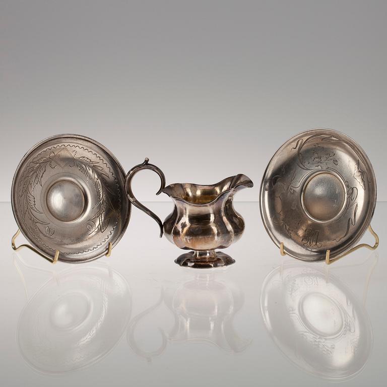 PARTI RYSKT SILVER, 3 delar. Gräddsnäcka + 2 fat, Ryssland 1800-talets senare hälft.  Vikt 253 g.