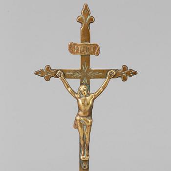 AN 19TH CENTURY BRONZE CRUCIFIX.