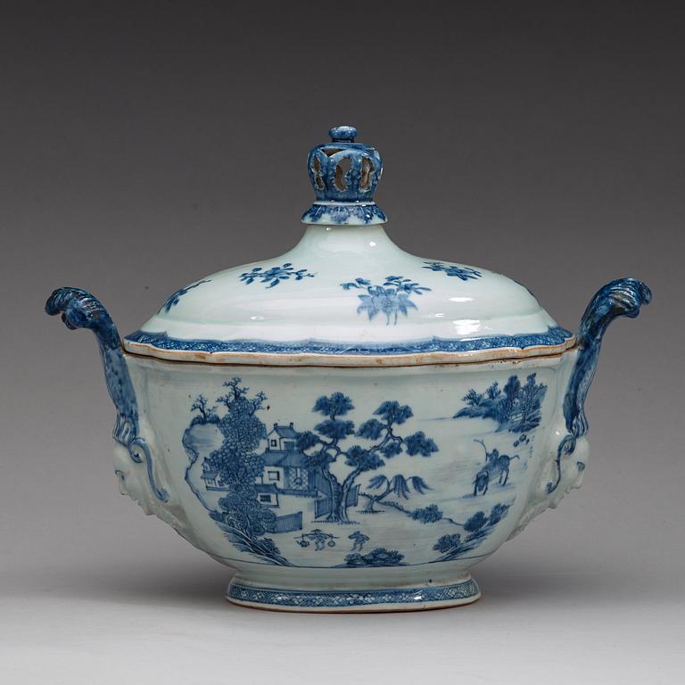A blue and white tureen with cover and stand, Qing dynasty, Qianlong (1736-95).