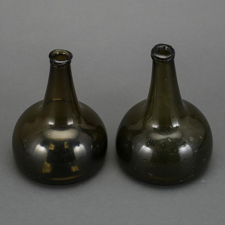 FLASKOR, 2 st, glas, 1700-tal.
