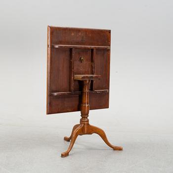 A Swedish drop leaf table by Carl Hollst, Eskilstuna (1787-1830).