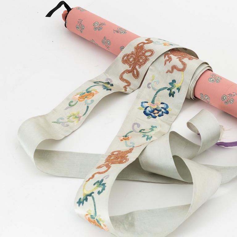 Skor, liten väska, broderade band samt kudde, broderat siden. Kina, sen Qingdynasti samt 1900-tal.