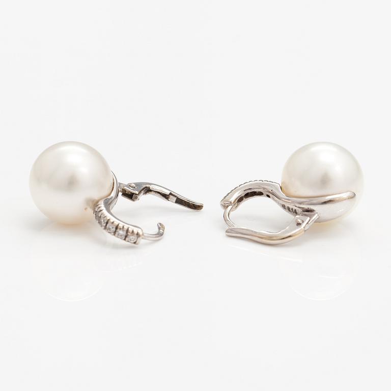 A pair of 18K white gold earrings with cultured pearls and diamonds ca. 0.28 ct in total.