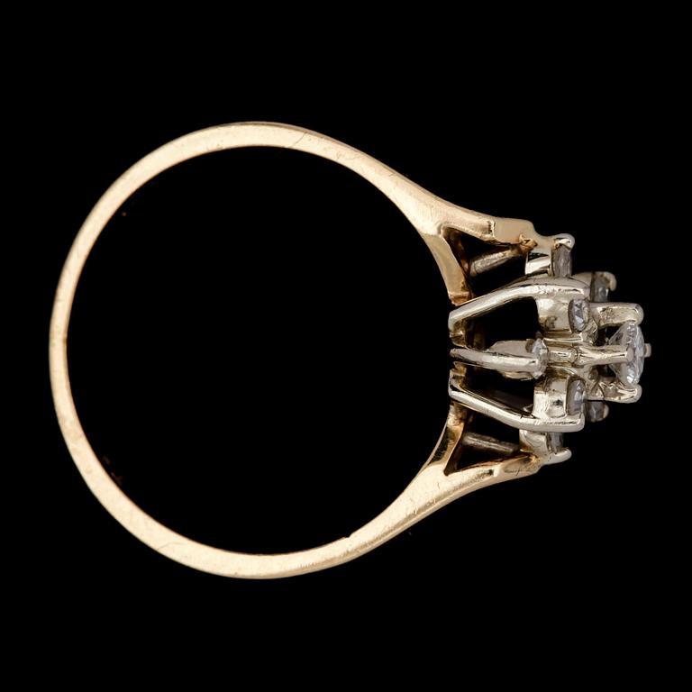 RING, 14K guld med briljantslipade diamanter, tot ca 0,35 ct. Vikt 2,7 g.