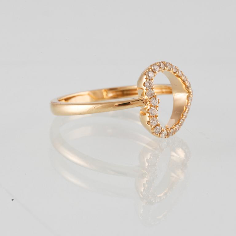 RING, 18K guld med briljantslipade diamanter ca 0.19 ct. Vikt 2,4 gram.