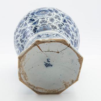 Urna, Delt, fajans, 1700-tal.