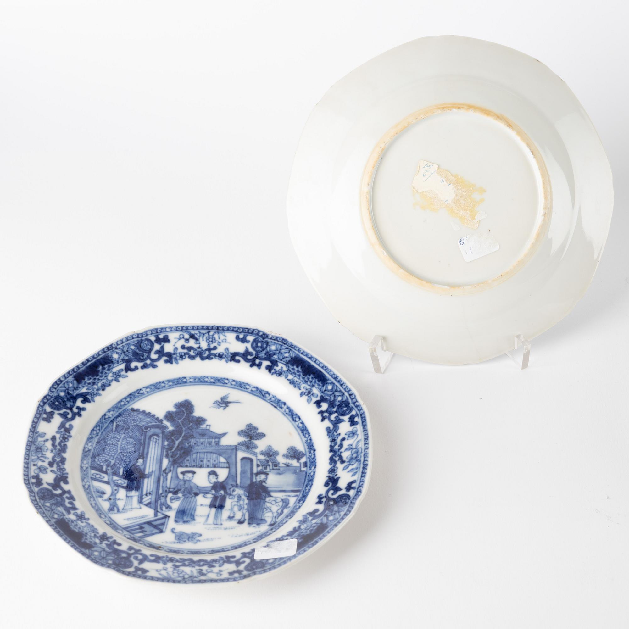 Bärtallrikar, fem stycken (3+2), kompaniporslin. Kina, Qingdynastin, Qianlong (1736-95).