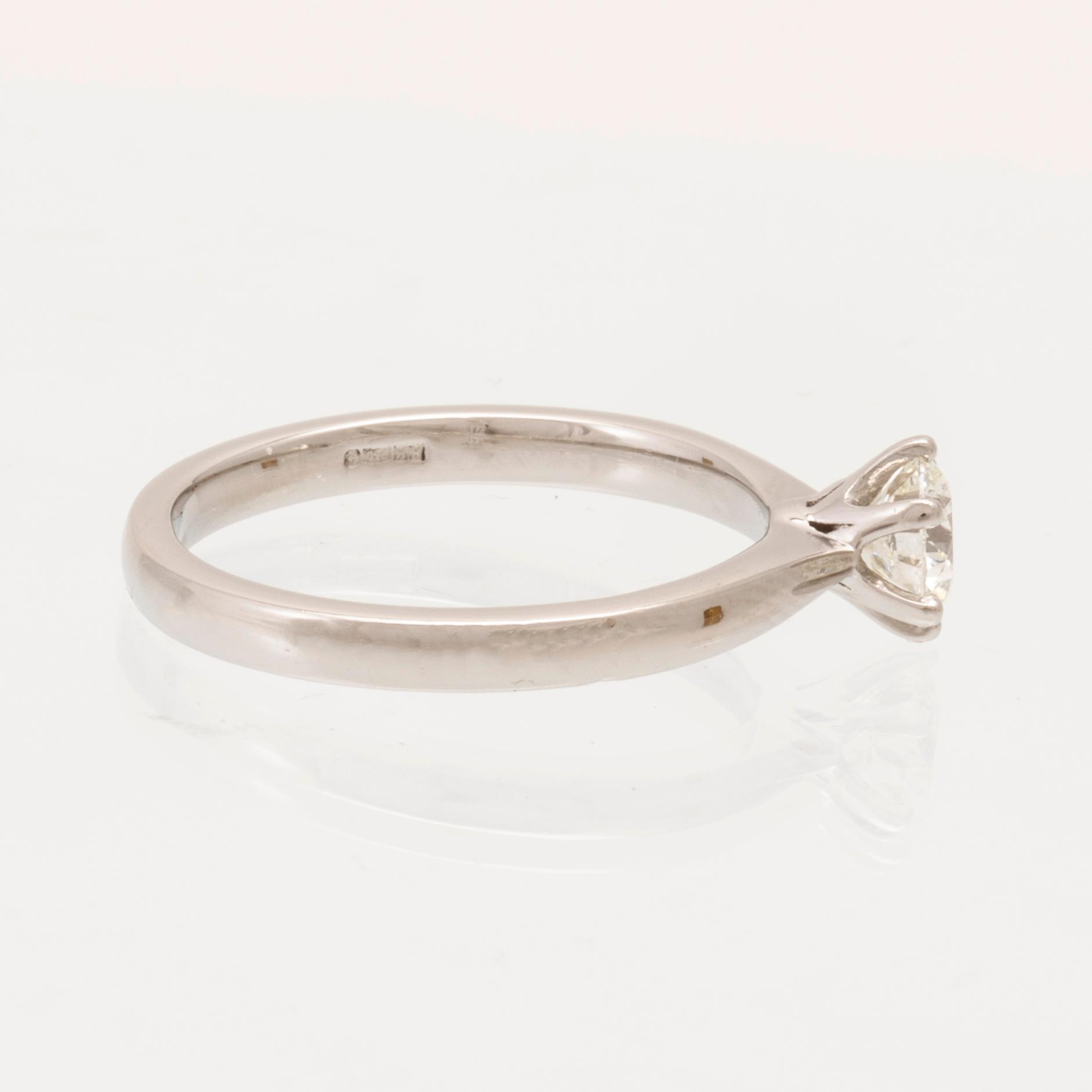 A 950 platinum solitaire ring set with a round brilliant cut diamond with GIA dossier, Vanbruun.