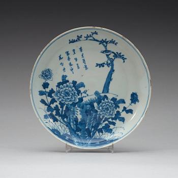 A blue and white dish on a high foot, late Qing dynasty (1644-1912).