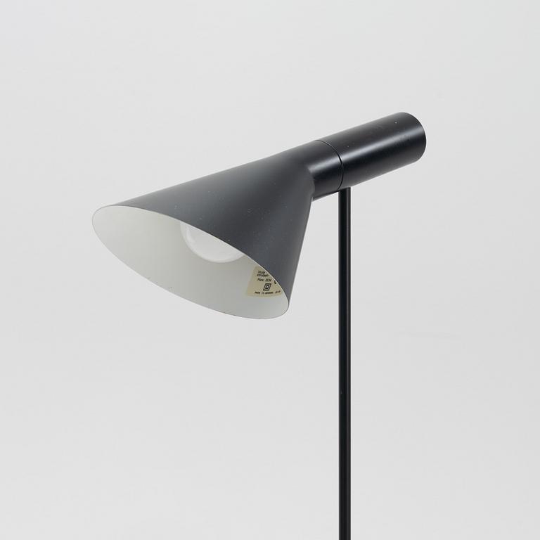 Arne Jacobsen, golvlampa, "AJ", Louis Poulsen, Danmark.