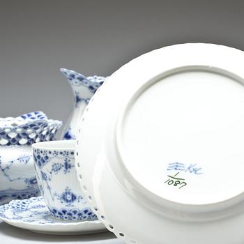 KAFFESERVIS, porslin, 14 delar.  "Musselmalet" Royal Copenhagen.