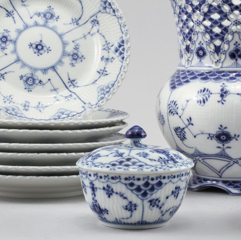 SERVISPORSLIN samt VAS, 18+1 delar, "Musselmalet", Royal Copenhagen, 1900-talets andra hälft.
