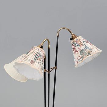 GOLVLAMPA, svartlackerat stål och mässing, 1950-tal.