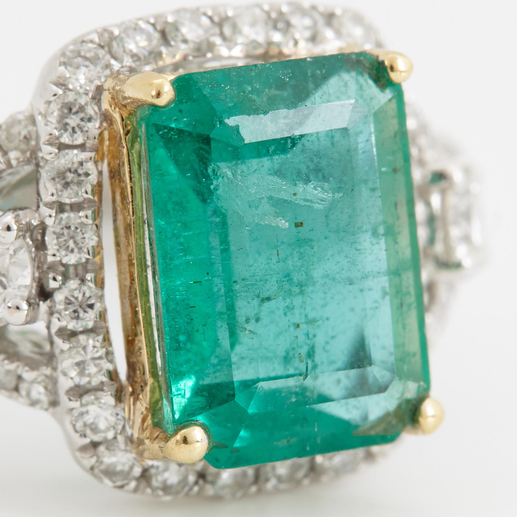 RING, med smaragd ca 2.20 ct samt briljantslipade diamanter ca 0.55 ct.