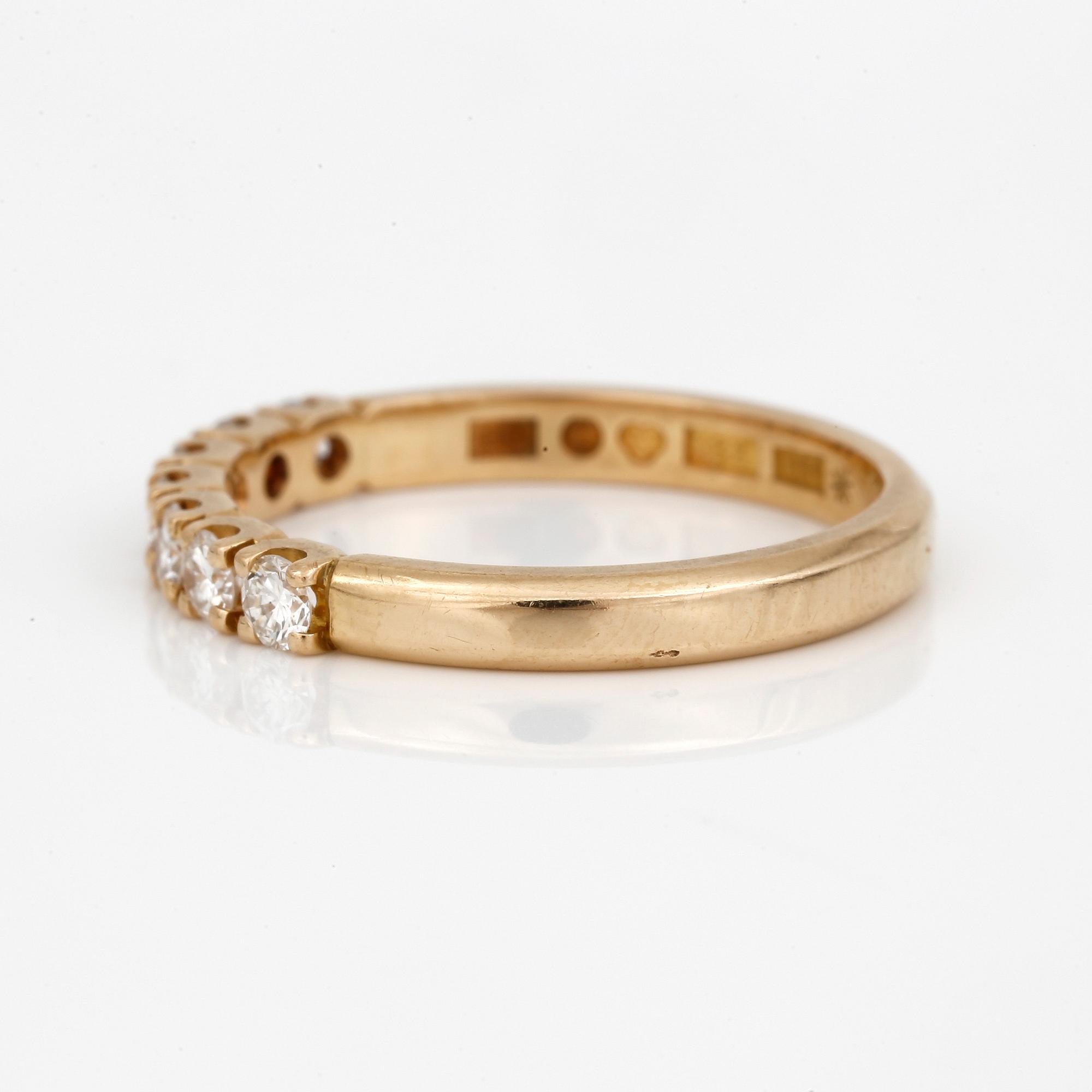 RING, 18K guld med briljantslipade diamanter, 0,35 ct, Hedbergs, Stockholm, 1990. Total vikt ca 2,72 g.