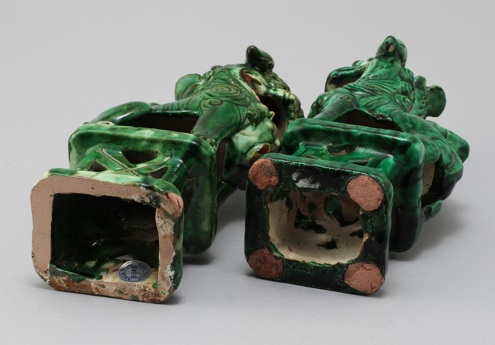 FOHUNDAR, 2 st snarlika, porslin, Kina, 1800 respektive 1900-tal.