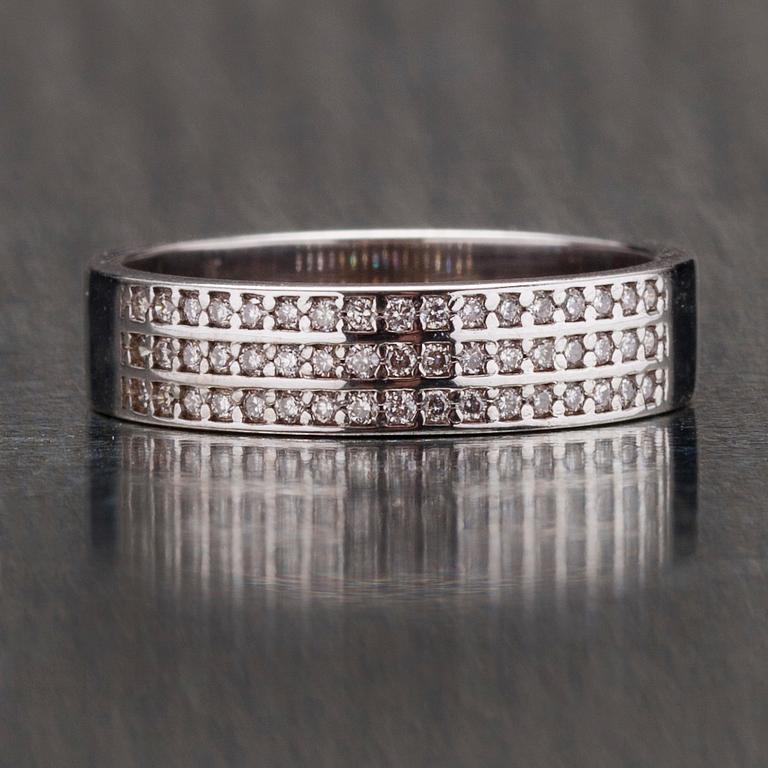RING, vitguld 14K, 51 små diamanter tot. 0,35 ct. Vikt 4,6 g.