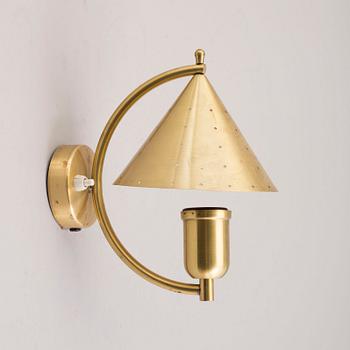 A brass wall light, 1960s.