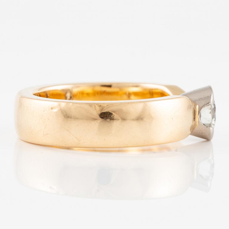 Ring 18K gold with a round brilliant-cut diamond.