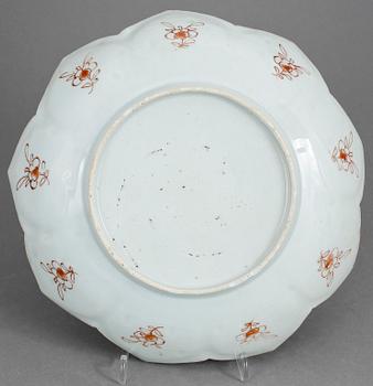 TALLRIKAR, ett par samt SKÅLFAT, porslin, Kina, 1700-tal.