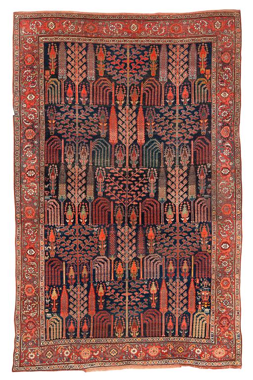 ANTIQUE/SEMI-ANTIQUE BIDJAR. 352 x 229,5 cm (as well as approximately 3 cm of flat weave at each end).