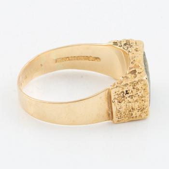 Björn Weckström, ring "Goldstone", 18K gold and copper ore. Lapponia 1979.