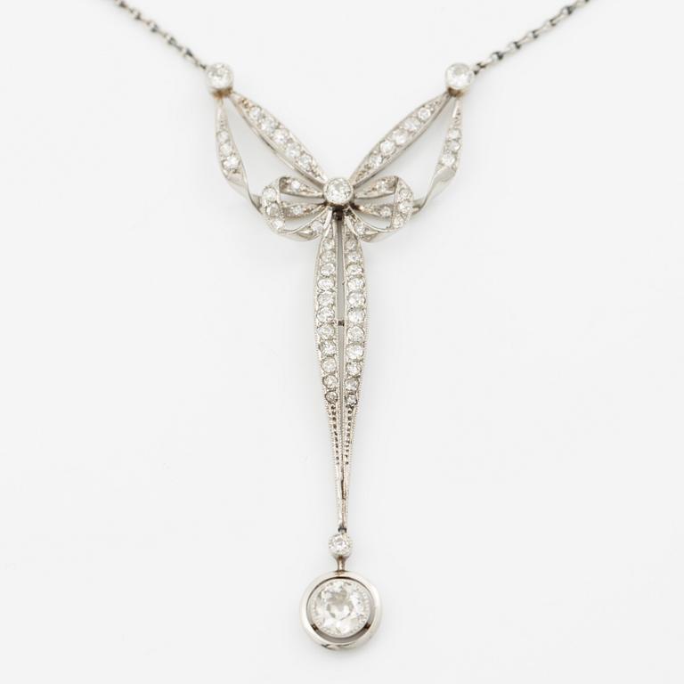 Platinum necklace with old-cut diamonds, circa 1900.