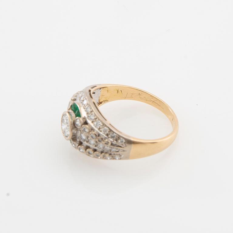 Ring in 18K gold set with round brilliant-cut diamonds and faceted emeralds, Art Deco, first quarter of the 20th century.