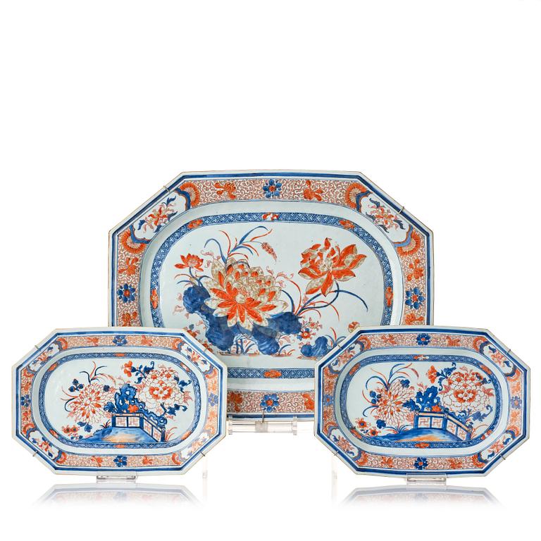 A set of 3 imari serving dishes, Qing dynasty, 18th Century.