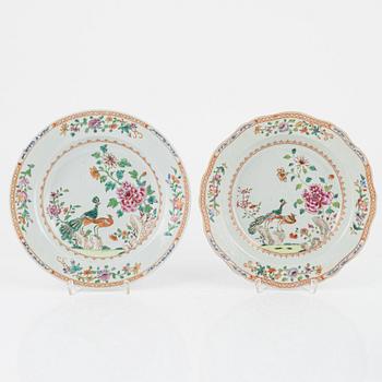 Tallrikar, tre stycken samt stekfat, kompaniporslin. Qingdynastin, Qianlong (1736-95).