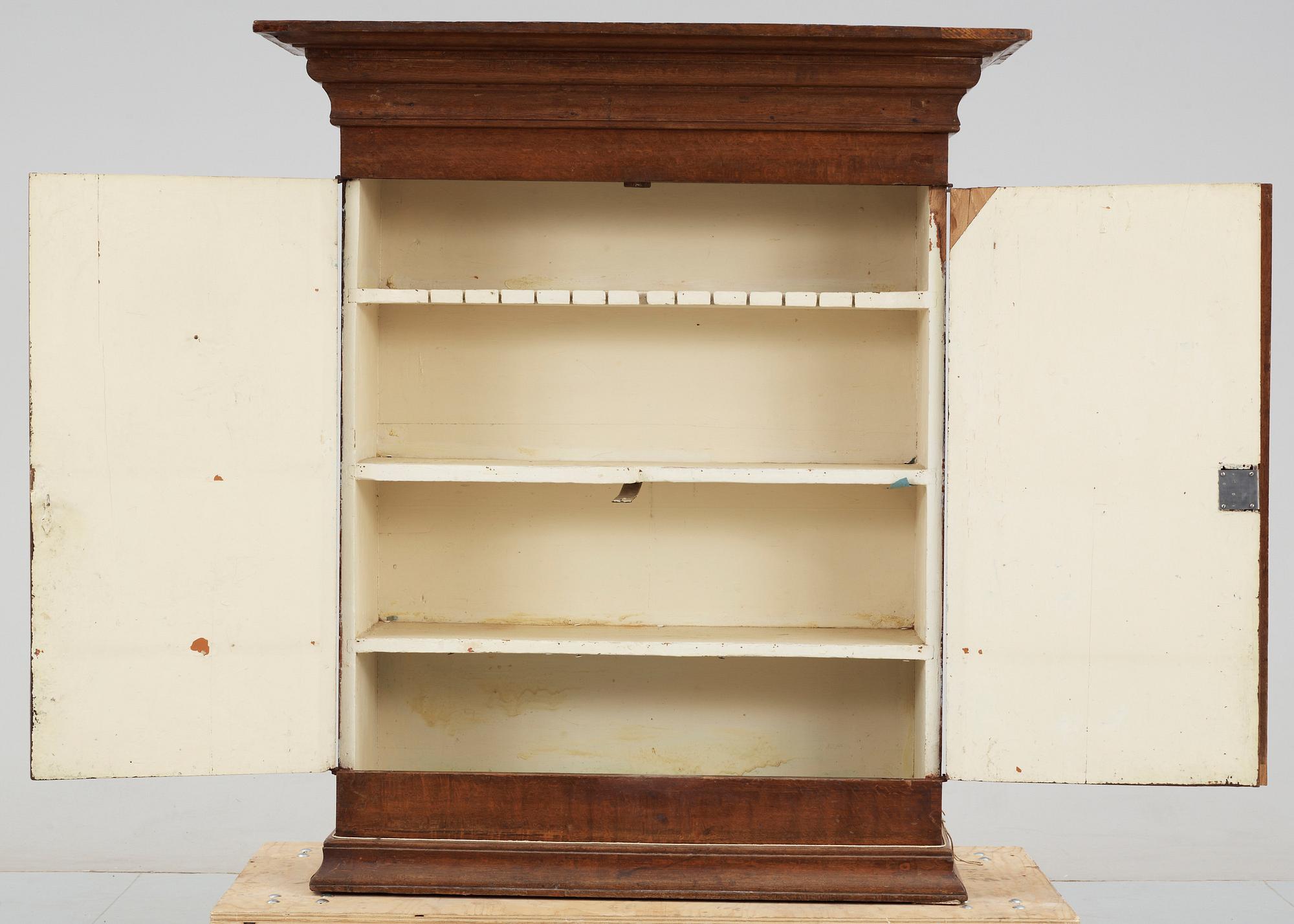 ÖVERSKÅP, 1700-tal.